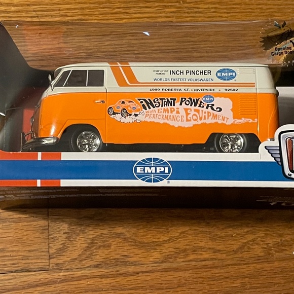 1960 EMPI VW Delivery Van Deluxe Model 1:24 Scale - Picture 2 of 5